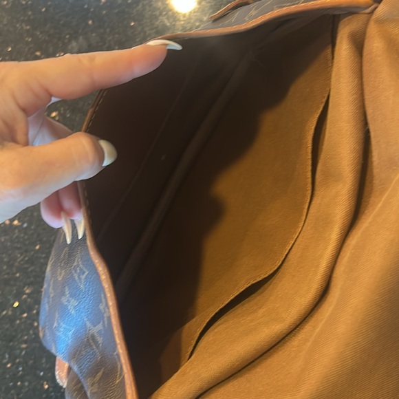 Louis Vuitton Saumur 30 CrossBody - Picture 7 of 9